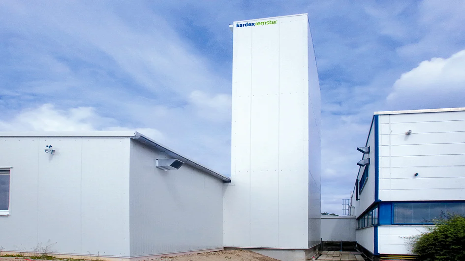 Giải pháp lưu trữ thông minh ngoài trời với hệ thống Vertical Lift Module (VLM)