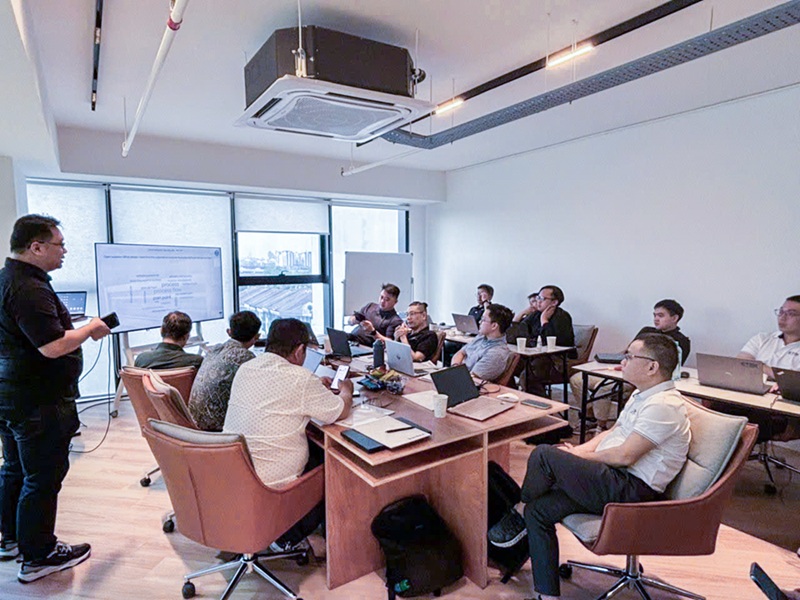 Chuyên gia Kardex đào tạo về hệ thống kho tự động