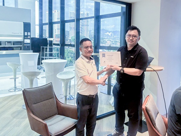 Đại diện ETEK hoàn thành khóa đào tạo của Kardex